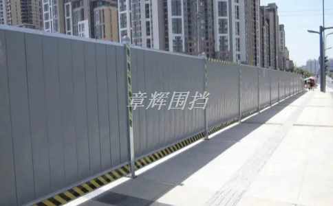 簡(jiǎn)易圍擋在城市道路改造中的使用是否能有效保障交通安全？（城市道路改造中簡(jiǎn)易圍擋的交通保護(hù)措施）