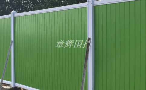 哪些環(huán)境條件下需要使用簡易圍擋來保障人員和物資的安全？（簡易圍擋應(yīng)用的環(huán)境條件要求）
