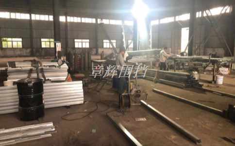 簡(jiǎn)易圍擋在城市道路改造中的使用是否能有效保障交通安全？（城市道路改造中簡(jiǎn)易圍擋的交通保護(hù)措施）